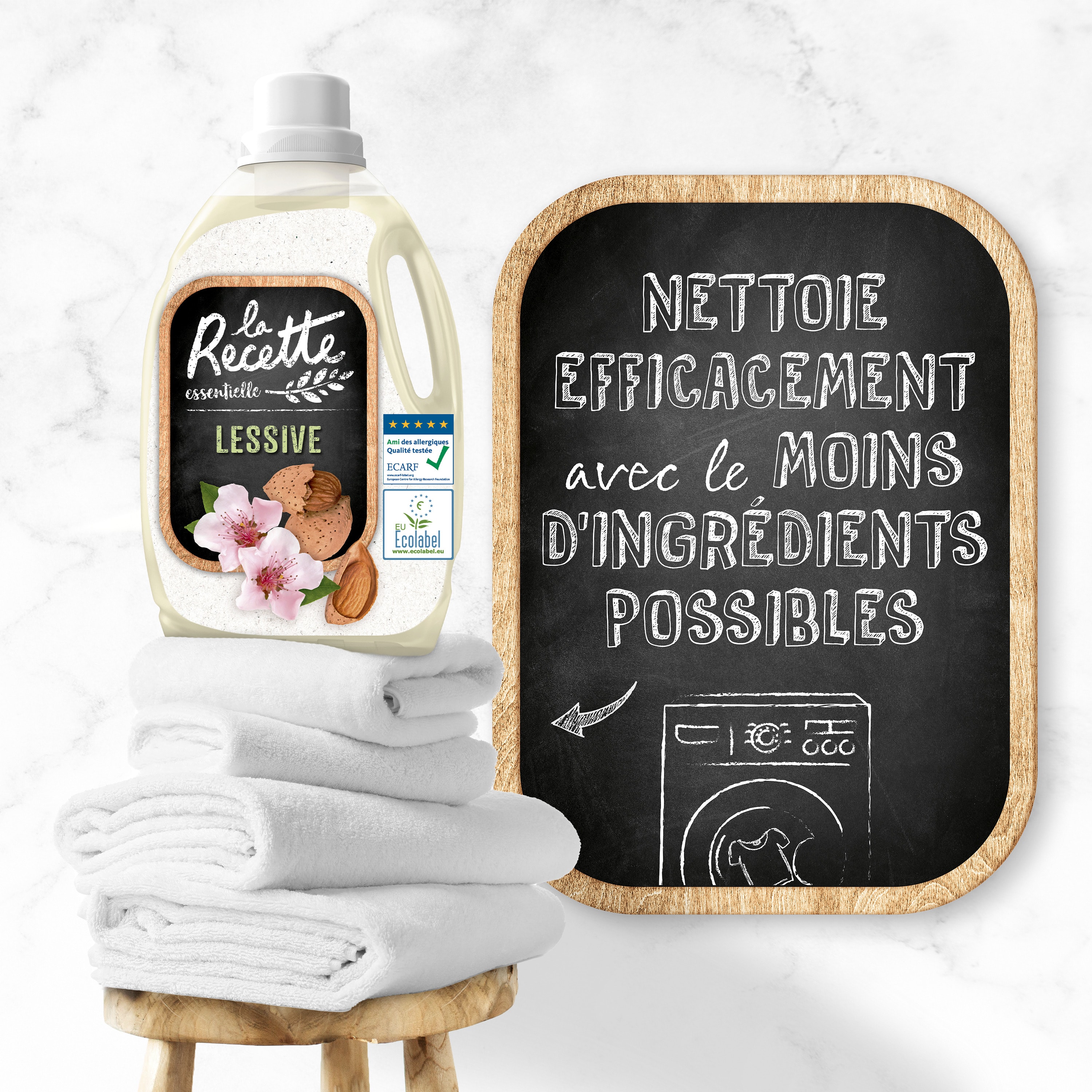 Une bouteille de la recette posée sur des serviettes sur un tabouret avec un tableau à côté qui parle du nettoyage efficace avec le moins d'ingrédients possibles 