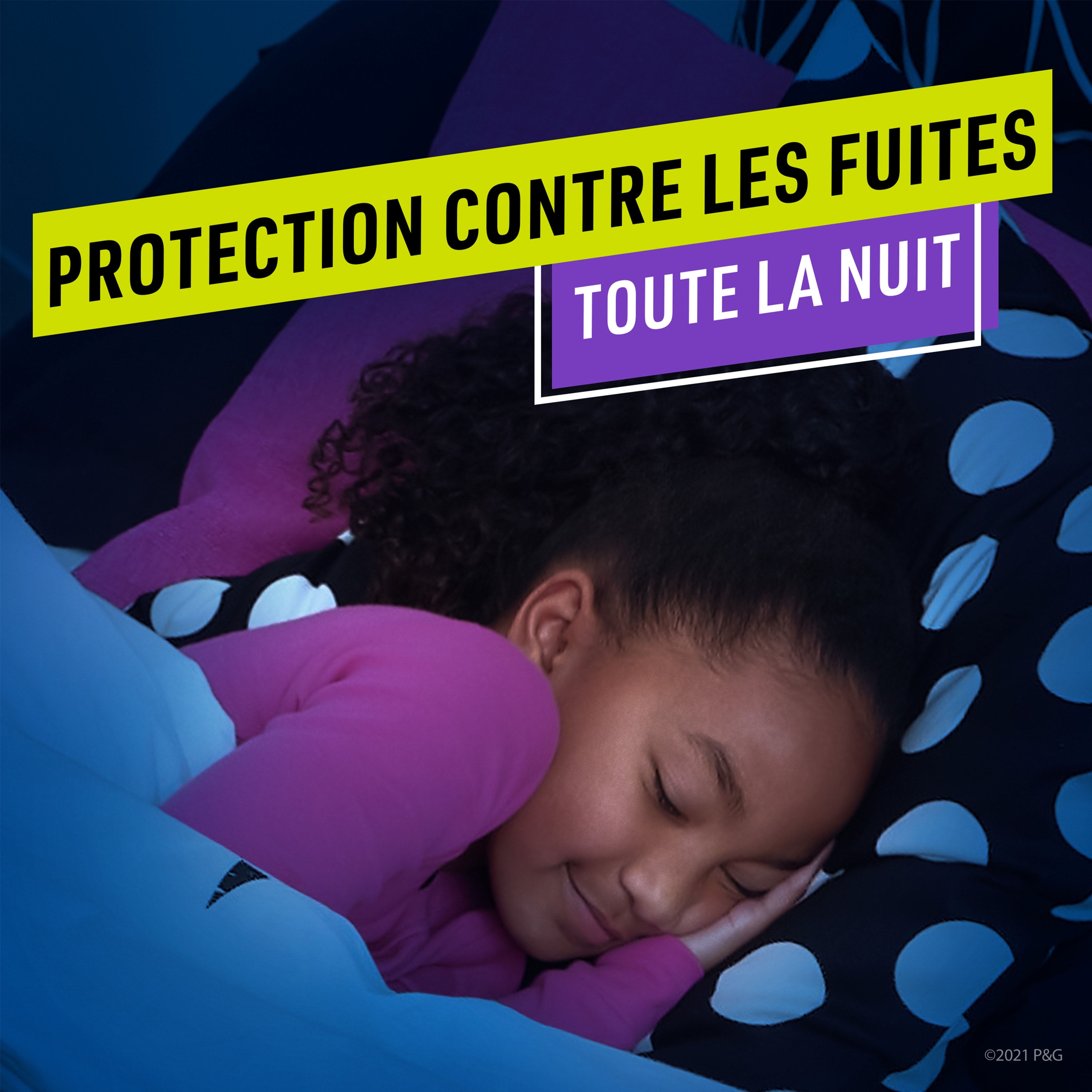 Une petite fille dort paisiblement