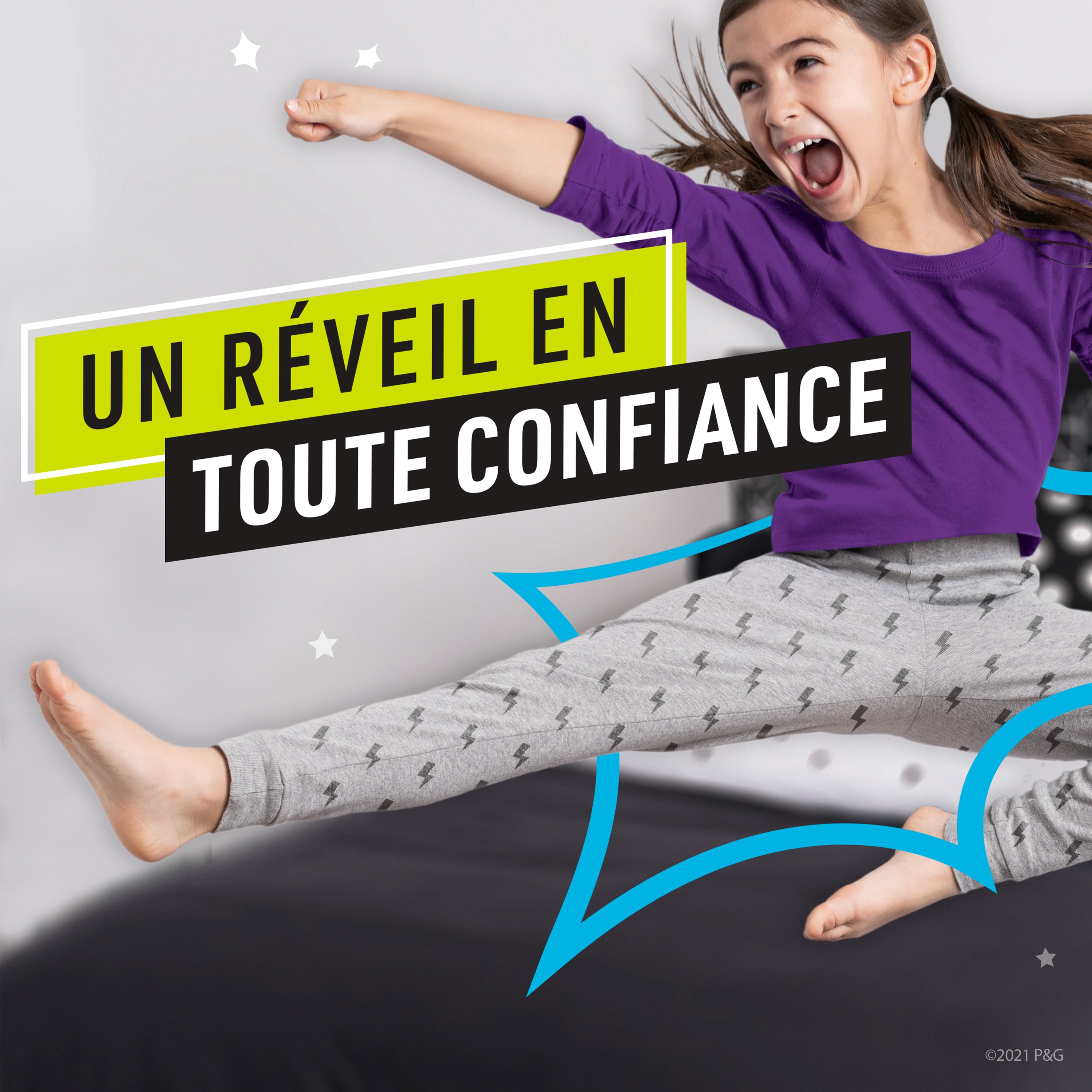 Une petite fille joue en mimant de spositions de karaté pour montrer le confort de Ninjamas