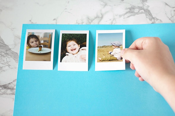 Les photos sont positionnées sur une cartoline bleue