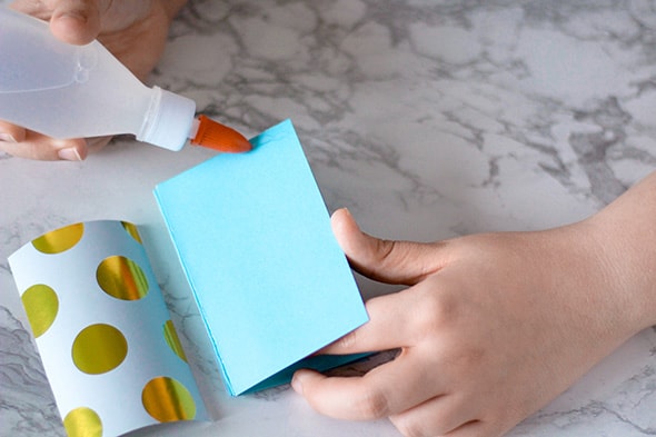 De la colle liquide est positionnée sur la cartoline