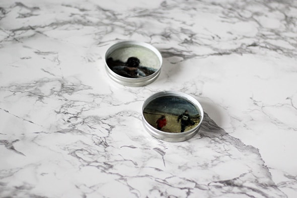 Deux couvercles avec une photo à l'intérieur de chaque
