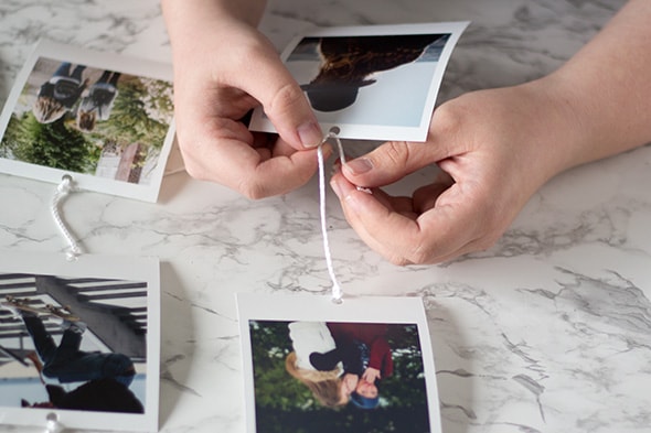 Une photo est accrochée à une cordelette sous une autre photo
