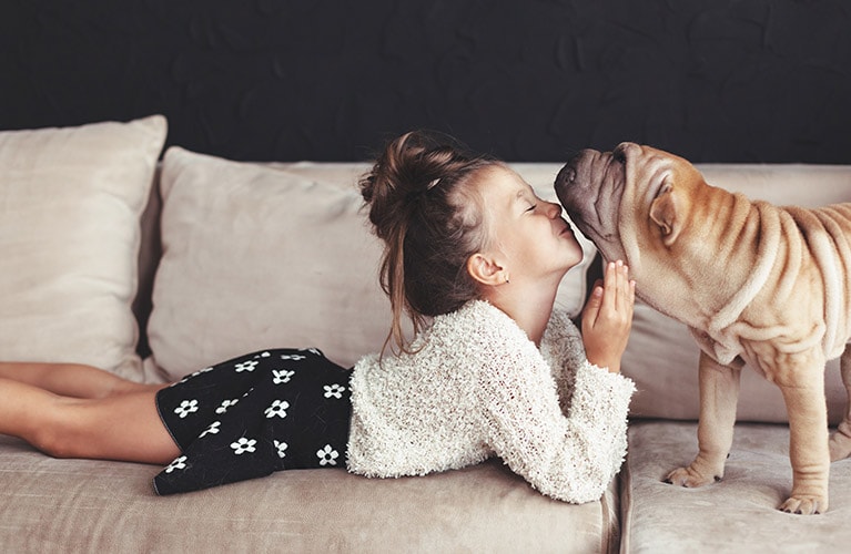 Mädchen knuddelt ihren Hund