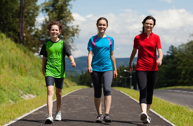 Frauen, die in der Natur walking machen
