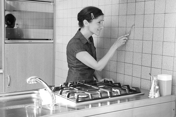 Femme qui récurre les murs