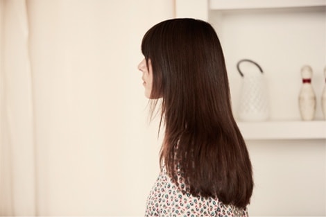 Femme de profil avec les cheveux lâchés 