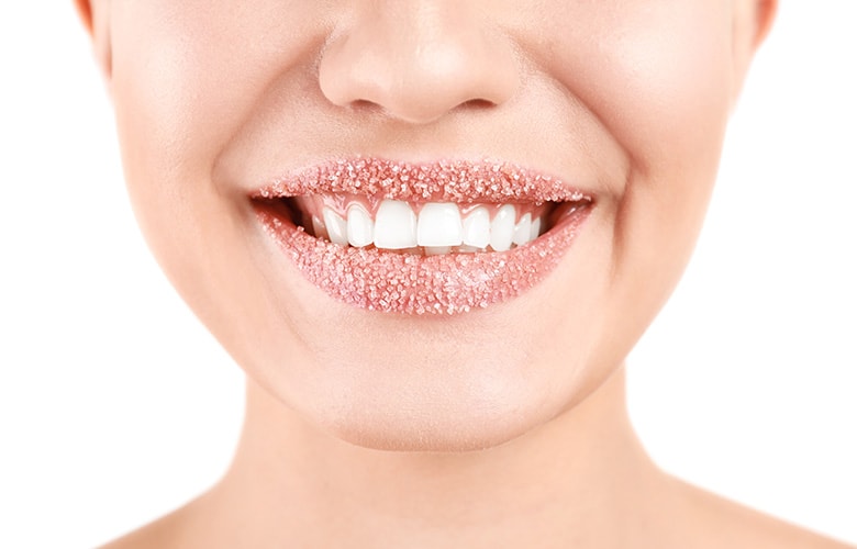 Φυσικές συνταγές και tips για απαλά και πλούσια χείλη