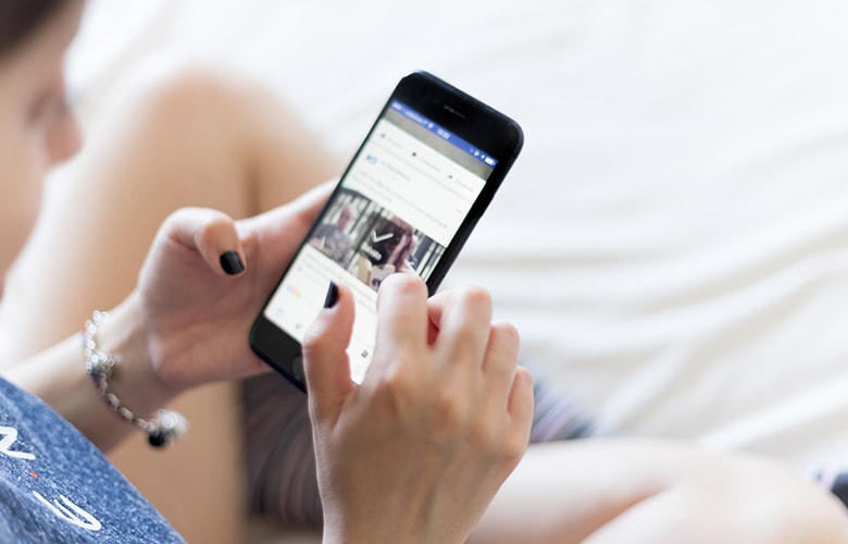 Πώς το smartphone βλάπτει την υγεία της επιδερμίδας σου