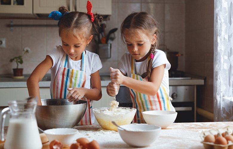 Ετοιμάζουμε πολύχρωμα cupcakes μαζί με τα παιδιά