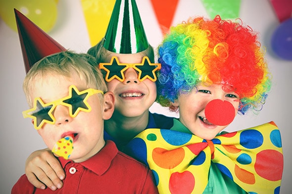 Palhaço: com suspensórios e um chapéu colorido
